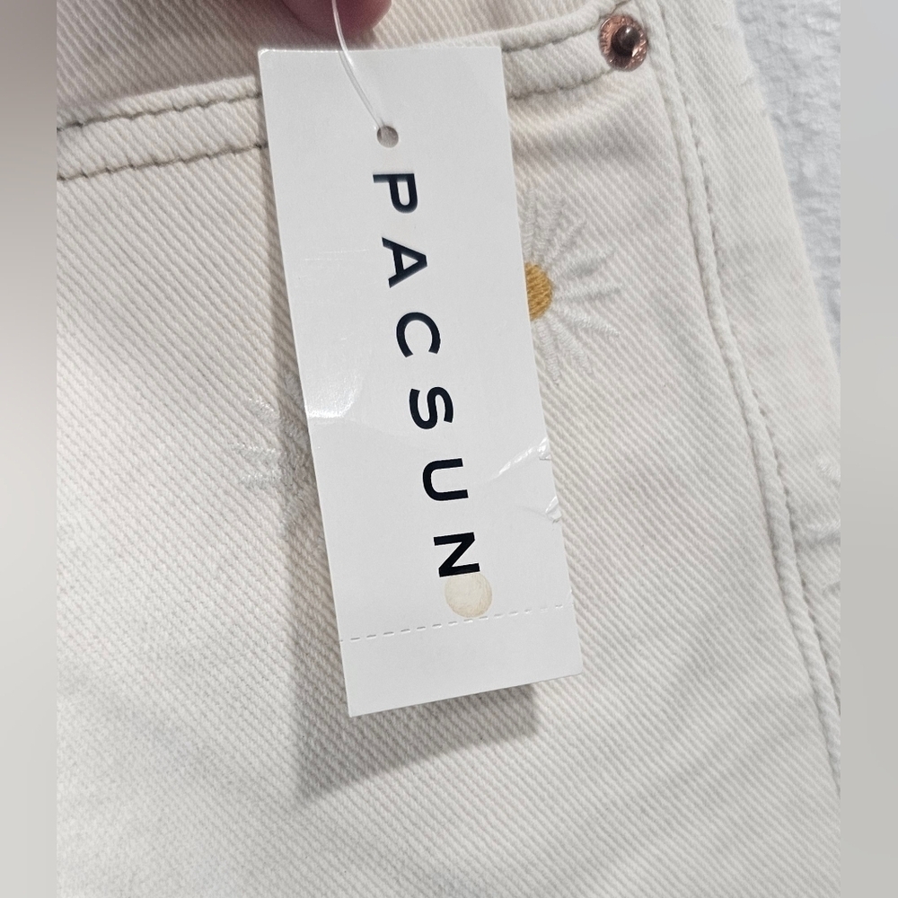PacSun Daisy Embroidered Ultra High Waisted Vintage Denim ShortsSize 29 NWT - Picture 2 of 16